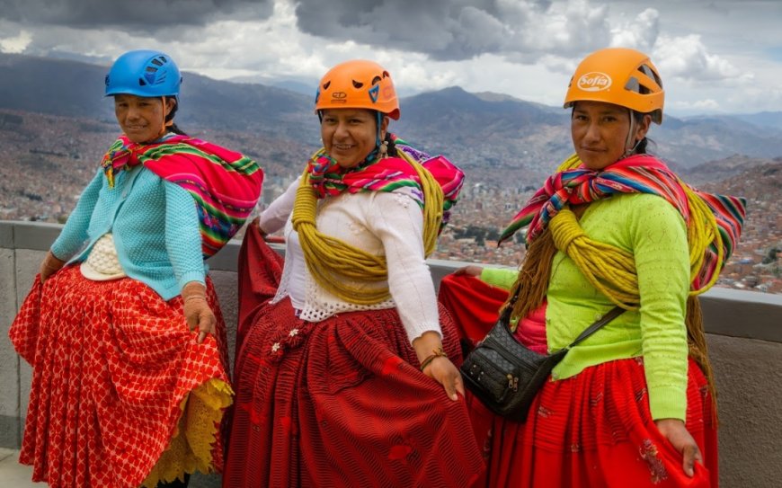 Las Cholitas Escaladoras cumplen 10 años conquistando todos los picos de Sudamérica y llevando en alto la bandera boliviana